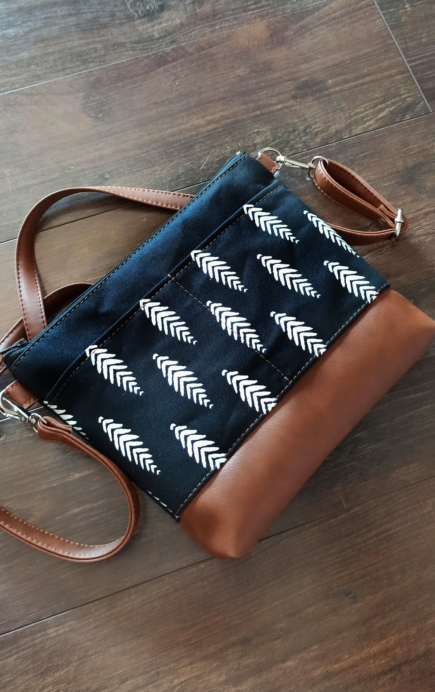 Black and white large crossbody bag with pockets