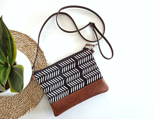 Blacj crossbody bag with arrow print in boho style