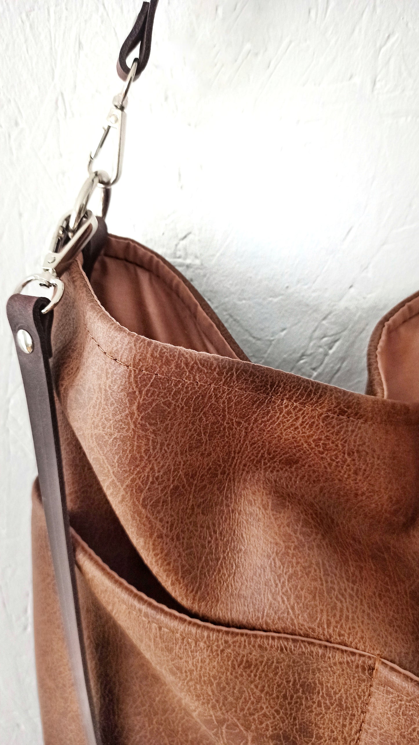 Large hobo bag with pockets- Cognac