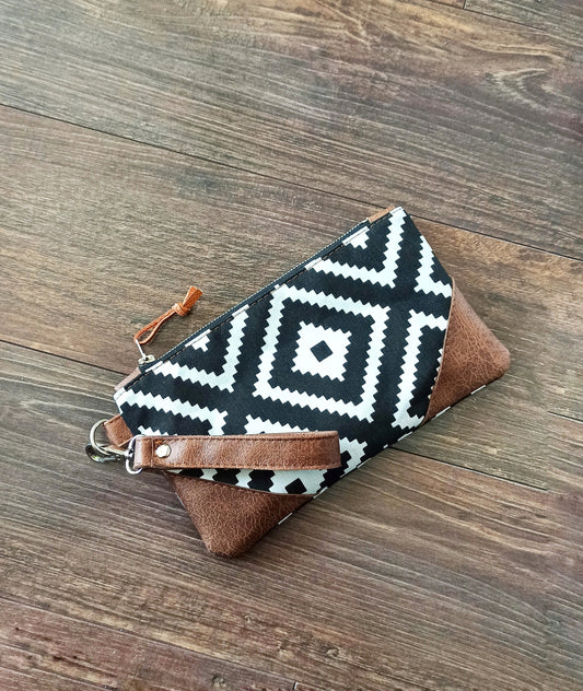 Wristlet purse- Kilim