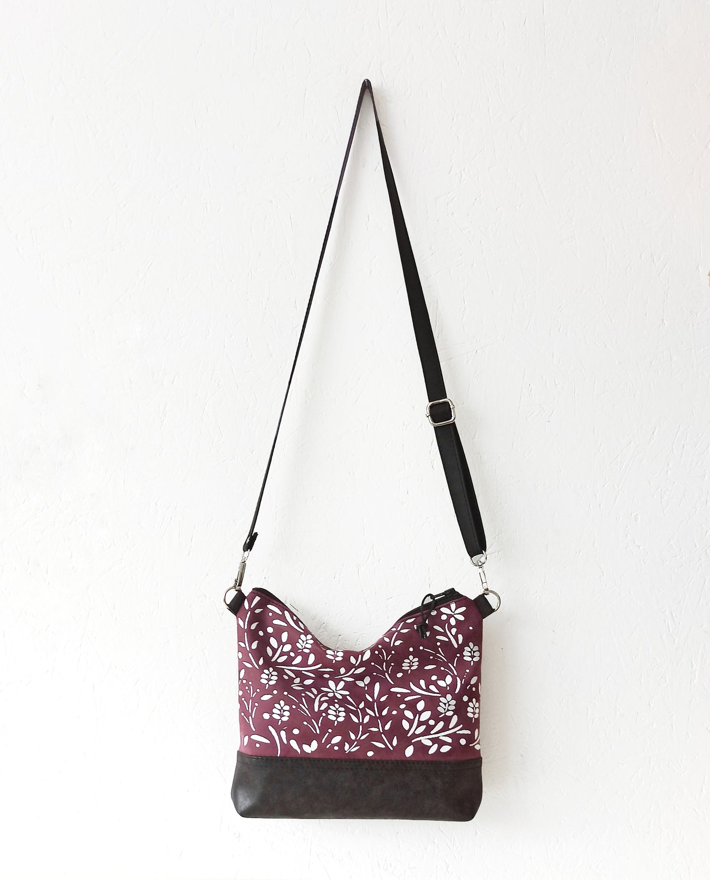 Vegan leather crossbody bag- Plum garden