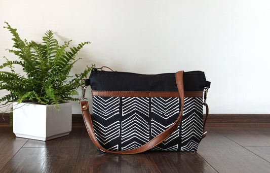 Medium size canvas and vegan leather crossbody bag-Geometric print