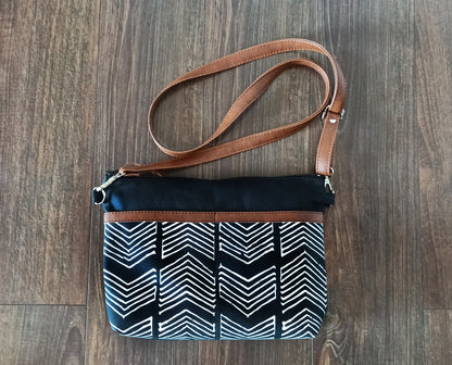 Medium size canvas and vegan leather crossbody bag-Geometric print