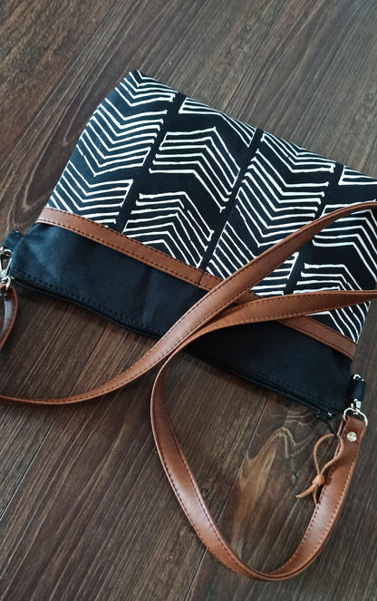 Medium size canvas and vegan leather crossbody bag-Geometric print