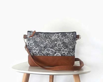 Crossbody bag in medium size flower floral print