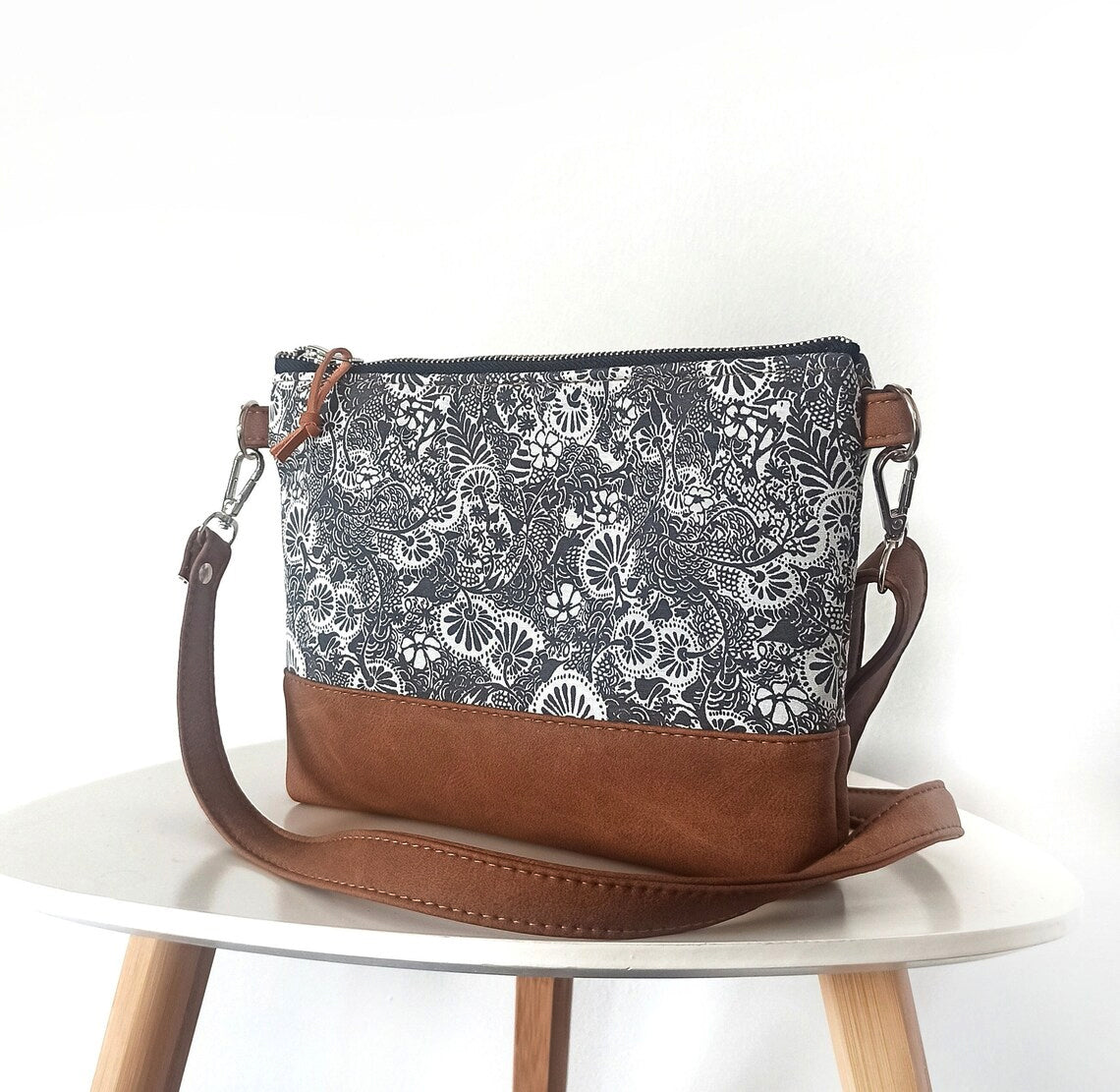 Floral print crossbody bag- Grey flowers