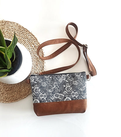 Floral print crossbody bag- Grey flowers