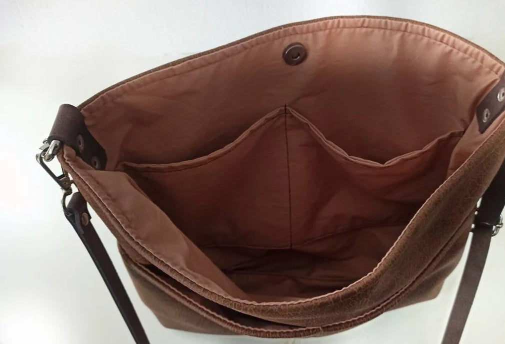 Large hobo bag with pockets- Cognac